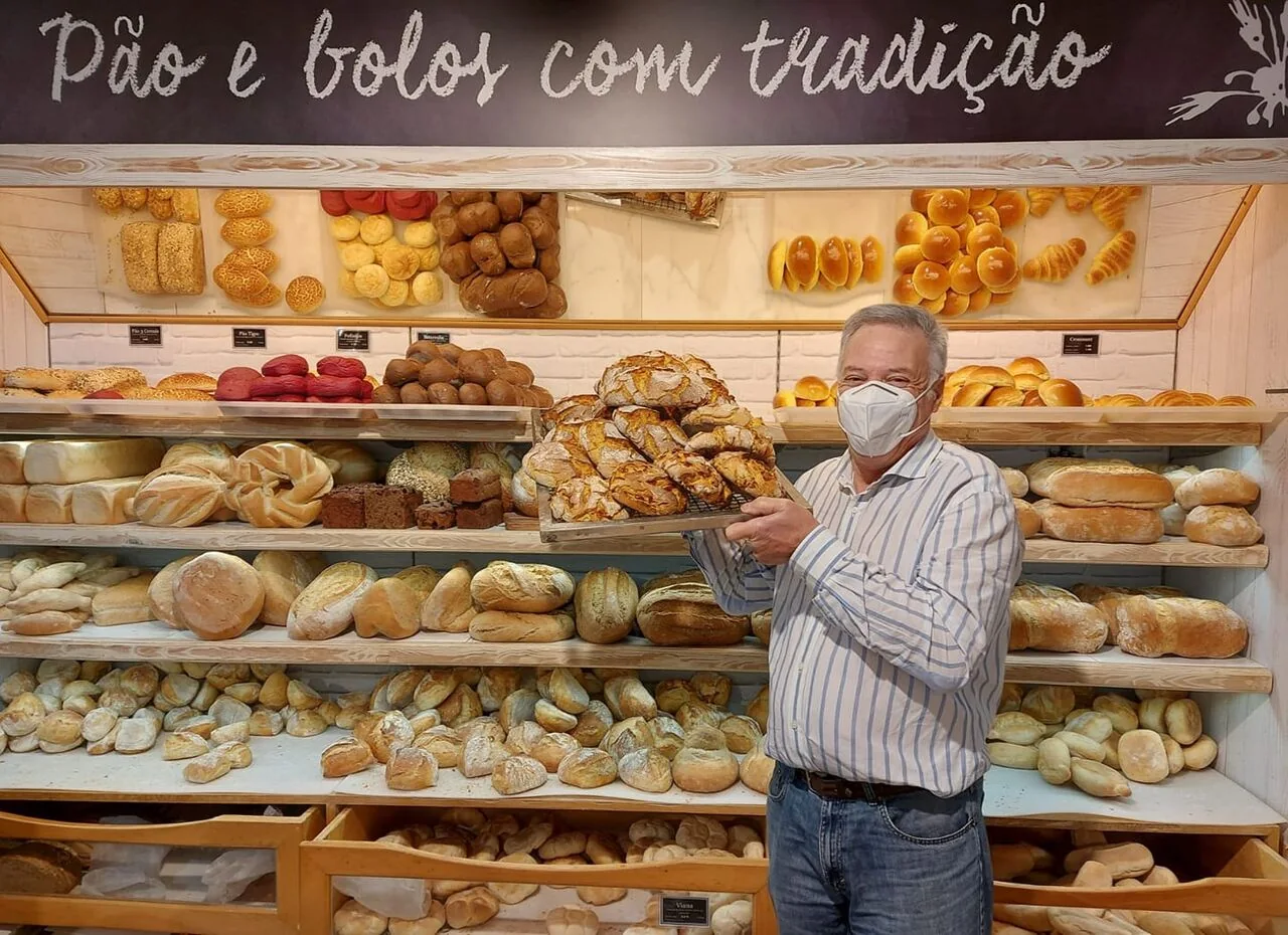 O padeiro junto ao balcão