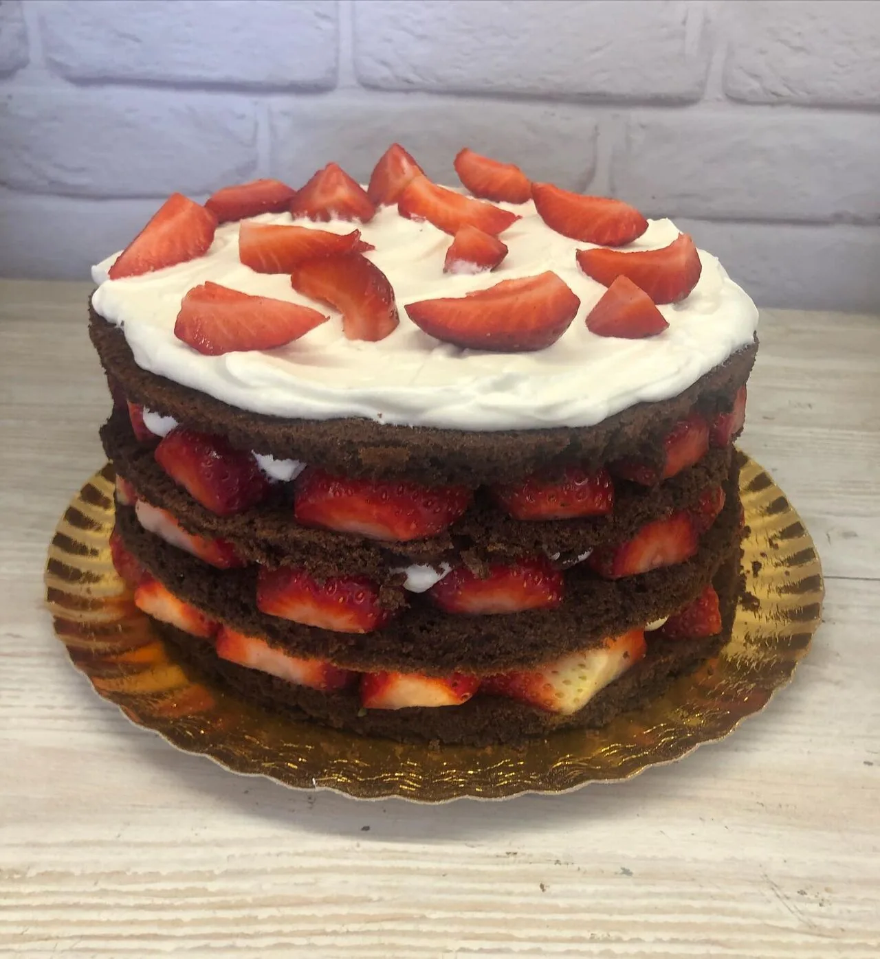 Bolo com morangos e creme