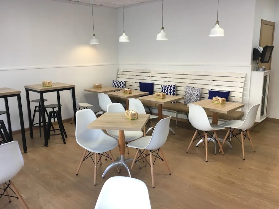 Interior da A Merenda com mesas e cadeiras